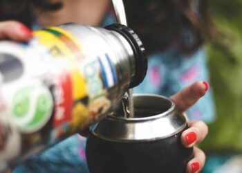 Tomar mate hace bien porque la yerba es buena para la salud ósea