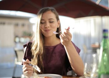 ¿Comer de noche engorda?  Un estudio concluye que el momento de la ingesta influye en el metabolismo y peso corporal