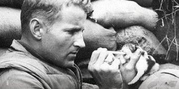 La imagen que conmovió al mundo: el sargento que alimentó y cuidó a un gatito en medio de la Guerra de Corea