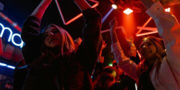 Las discotecas en Francia cierran temprano porque la Generación Z casi no sale a bailar