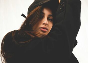 Las personas que visten de negro suelen ser más confiables, serias y seguras