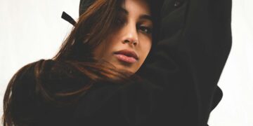 Las personas que visten de negro suelen ser más confiables, serias y seguras