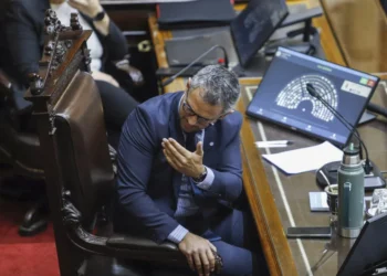 Martín Menem trabaja en la primera minoría en Diputados mientras el PRO resiste