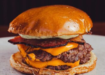 Una hamburguesa mal cocinada podría alojar bacterias peligrosas