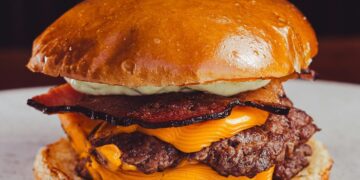 Una hamburguesa mal cocinada podría alojar bacterias peligrosas