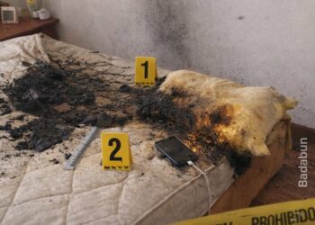 Los peligros de cargar el celular debajo de la almohada