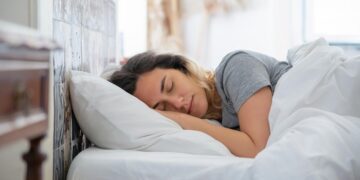 ¿Qué pasa si uno duerme con el aire acondicionado encendido?