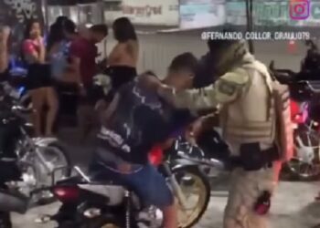 La policía lo castigó por hacer ruidos molestos