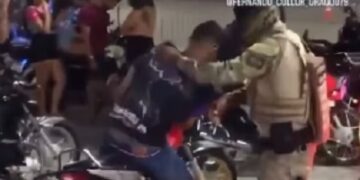 La policía lo castigó por hacer ruidos molestos