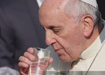 Pidió un vaso de agua, lo bebió, le dijo a la enfermera: «Gracias, disculpe las molestias», y luego murió