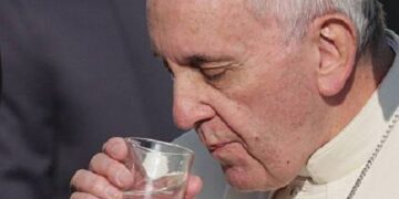 Pidió un vaso de agua, lo bebió, le dijo a la enfermera: «Gracias, disculpe las molestias», y luego murió