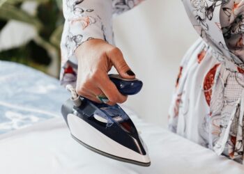 ¿Cómo limpiar una plancha quemada?