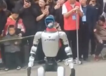 Un robot humanoide se sale control y golpea a un niño en la cara