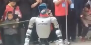 Un robot humanoide se sale control y golpea a un niño en la cara