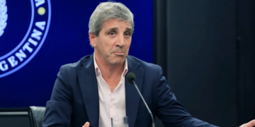 La semana de Luis “Toto” Caputo, cruzada por reclamos propios y ajenos