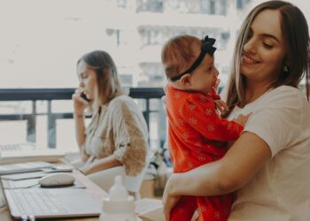 Una radiografía de cómo cambió la maternidad y la vida familiar en la Argentina