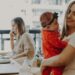 Una radiografía de cómo cambió la maternidad y la vida familiar en la Argentina